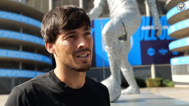她会随着收音机里的欢快舞曲有节奏地敲打出节拍，在安娜和约翰睡觉的时候她会轻轻地抚弄安娜的头发，试图亲近她爱的这两个人。